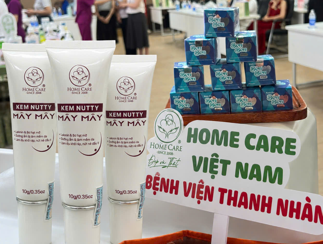 Mẹ bỉm trải nghiệm và cầm trên tay sản phẩm Bon Bon