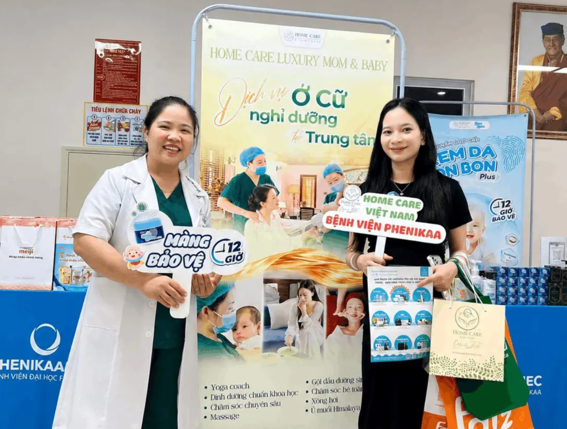 Chuyên viên Home Care tư vấn tận tình cho các mẹ