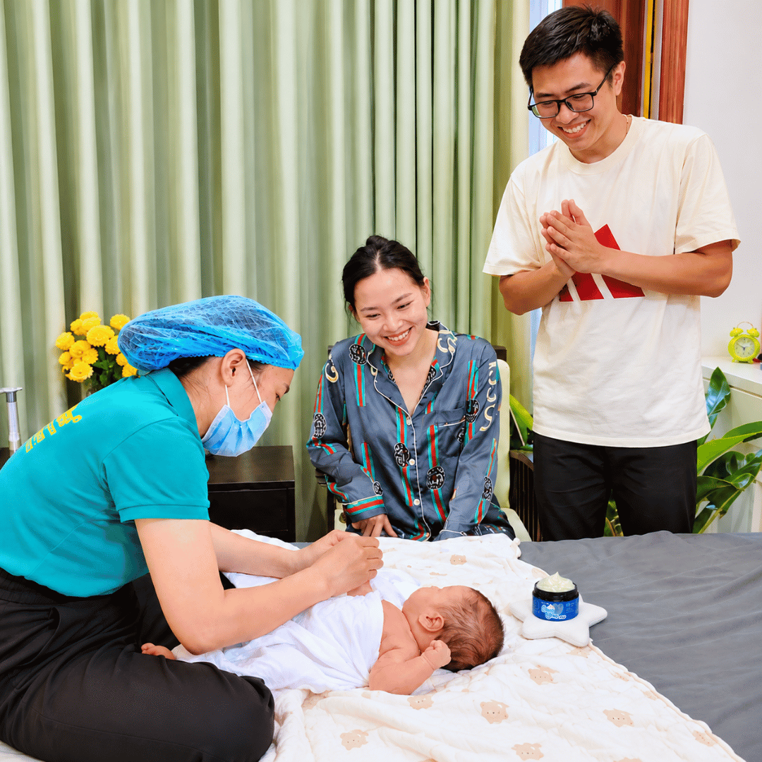 Ảnh mẹ ôm bé cầm hũ kem hăm